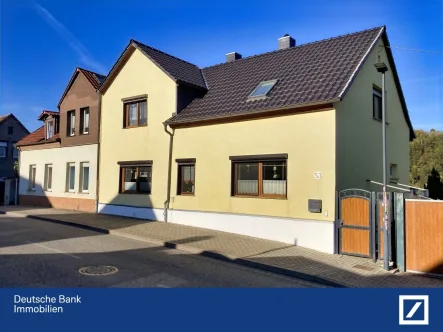 Hausansicht - Haus kaufen in Hergisdorf - Bezugsfertiges Doppelhaus – Mit Kamin, Sauna und Balkon !