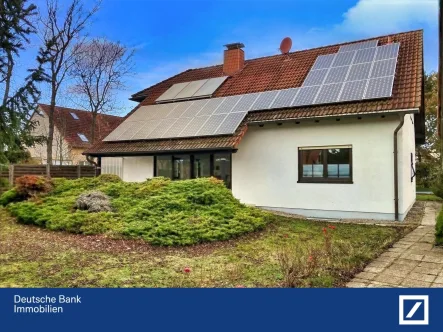 Hausansicht - Haus kaufen in Erfurt - Ihr Wohntraum vor den Toren Erfurts: Gepflegtes Zuhause mit Pool, Kamin und Sauna ! 