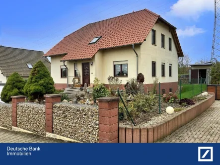 Hausansicht - Haus kaufen in Blankenheim - Familienparadies: Geräumiges Zuhause mit Gartenidylle !