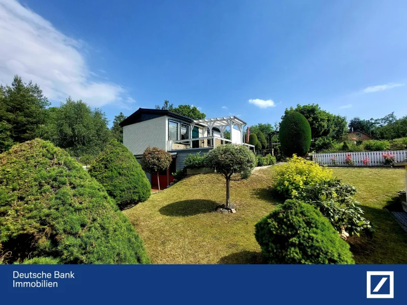 Vorderansicht mit Terrasse - Grundstück kaufen in Weinböhla - Zauberhaftes Sommerhäuschen auf gepflegtem Gartengrundstück