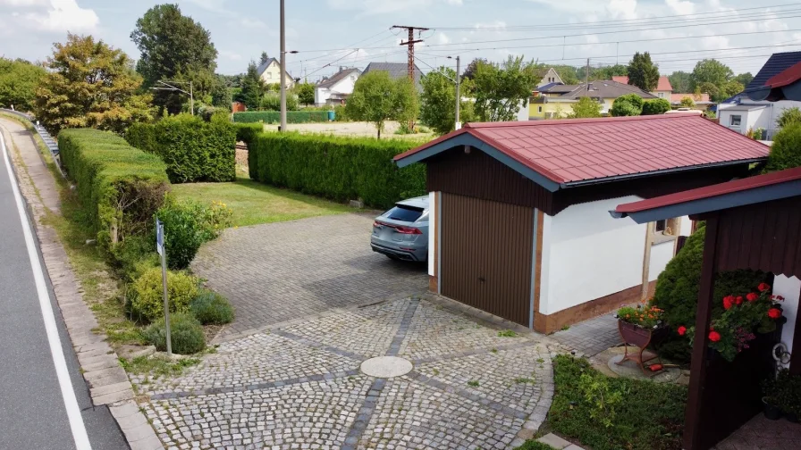 Garage und Stellplätze