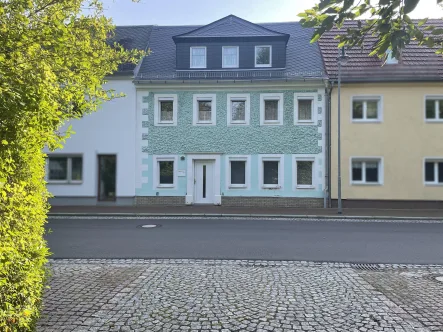 Strassenansicht  - Haus kaufen in Hartha - Besser kaufen als MietenReihenmittelhaus für die ganze Familie