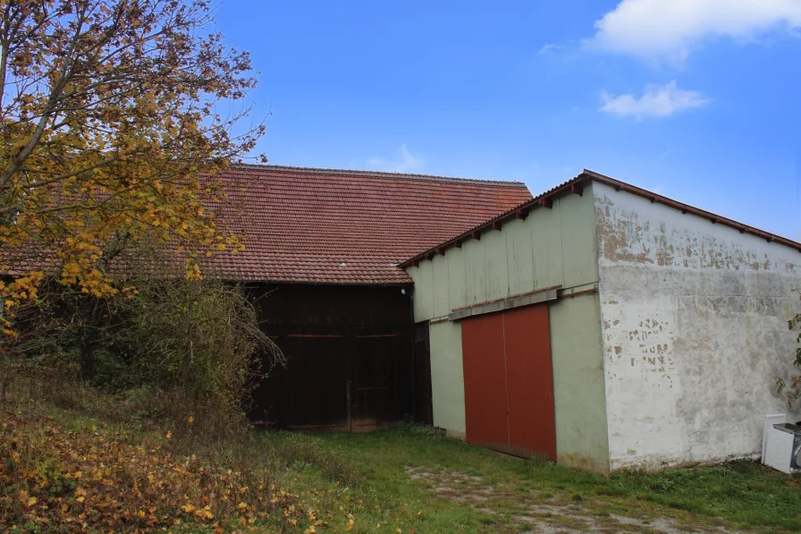 Maschinenhalle und Scheune