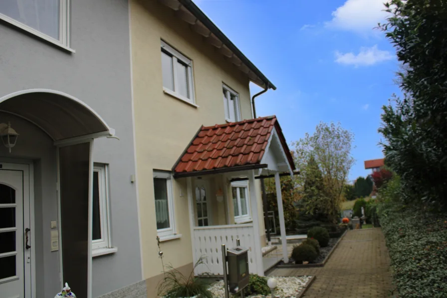 Ansicht - Haus kaufen in Tauberbischofsheim - Imposante und top gepflegte Doppelhaushälfte mit Garten und Garage in Tauberbischofsheim