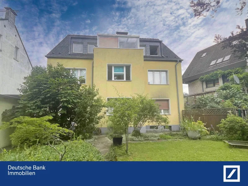 Rückseitenansicht - Haus kaufen in Oberhausen - RENDITEHAUS mit TOP-ERTRAG!  4 Parteienhaus und 2 Garagen, modernisiert, in Oberhausen, citynah!