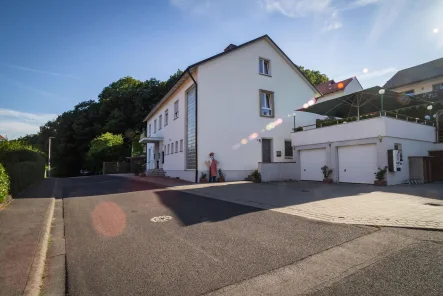 Fassade - Zinshaus/Renditeobjekt kaufen in Üchtelhausen - Einzigartige Gewerbeimmobilie mit integriertem Wohnkonzept