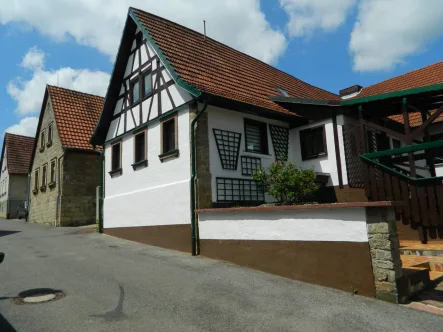 Straßenansicht - Haus kaufen in Riedbach - Gepflegtes Wohnhaus mit Einliegerwohnung in ruhiger Lage