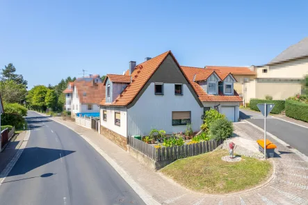 Fassade - Haus kaufen in Münnerstadt - Sommerbonus: Pool mit Sonnenterrasse im Innenhof