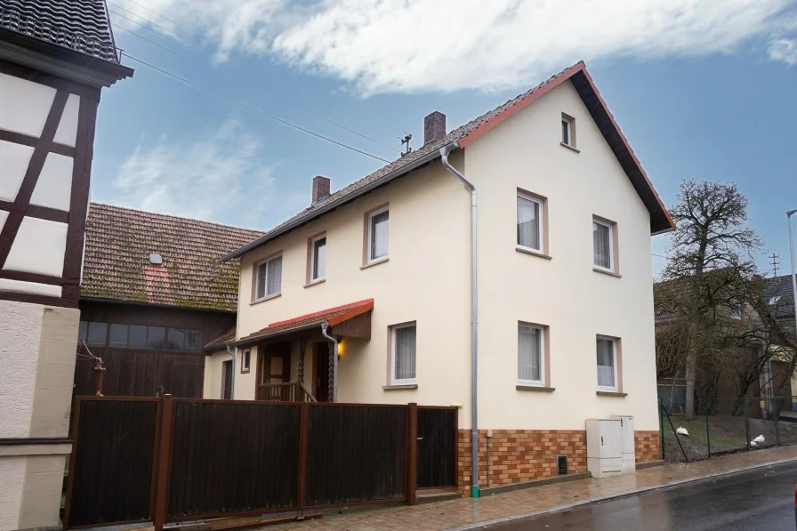 Komplettansicht - Haus kaufen in Münnerstadt - Charmanter Resthof mit Scheune – Historisches Wohnen auf ca. 110 m² mit Modernisierungspotenzial