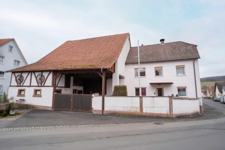 Komplettansicht - Haus kaufen in Oberthulba - Einfamilienhaus mit Scheune – Ländlicher Wohntraum mit viel Platz!