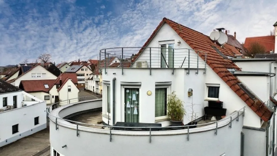 Balkon und Dachterrasse - Wohnung kaufen in Leutenbach - Stilvolles Wohnen über den Dächern: 4,5-Zimmer-Maisonette mit Dachterrasse