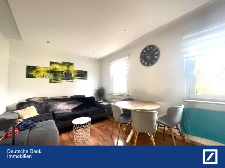 Wohnzimmer Seiten Ansicht - Wohnung kaufen in Esslingen - Gemütliche 3-Zimmer-Wohnung mit Balkon in Esslingen