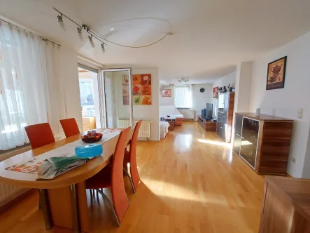 Wohn-Esszimmer - Wohnung kaufen in Geislingen - Moderne, helle 4-Zimmer Dachgeschosswohnung mit Wintergarten - Zentral und Ruhig