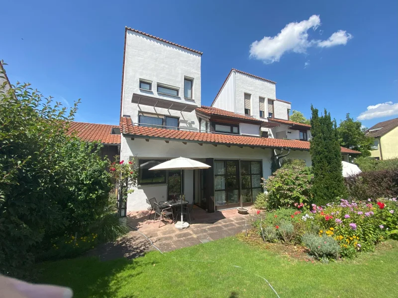 Hausansicht - Haus kaufen in Göppingen - Lichtdurchflutetes Einfamilienhaus mit einem gepflegten Garten,ein architektonisches Juwel