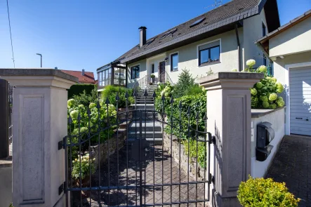 Außenansicht Treppenaufgang - Haus kaufen in Schlüsselfeld - Charmante Villa im Grünen!