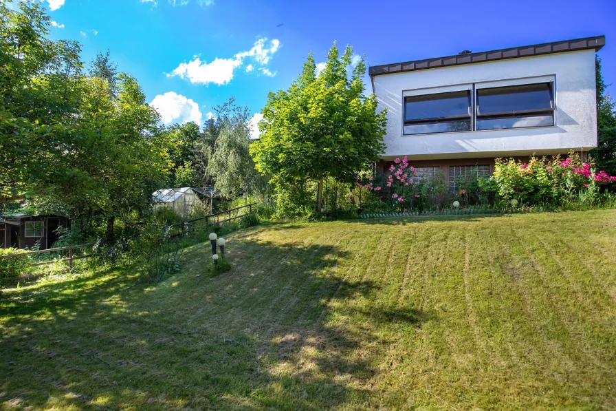 Garten - Haus kaufen in Lonnerstadt - Wohnen im Grünen: Einfamilienhaus mit Pool und Garten