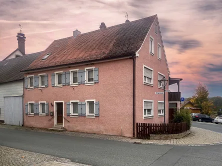 Außenansicht - Haus kaufen in Bruckberg - Mehrgenerationenhaus in Bruckberg