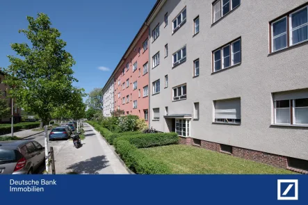 Hausansicht Straße - Wohnung kaufen in Berlin - Freie Wohnung im Kissingenviertel: Mit Stil, Charme und Balkon (english below)