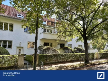 Ansicht von Straße - Wohnung kaufen in Berlin - Ruhige Hochparterre-Wohnung mit 2 Balkonen zwischen Dahlem und Friedenau