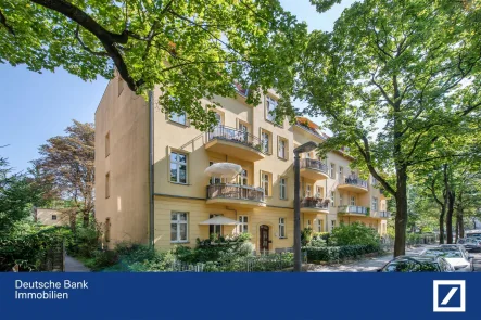 Hausansicht seitlich - Wohnung kaufen in Berlin - Stilvoll in der Beletage im sanierten Gründerzeithaus - mit Balkon und großer Wohnküche