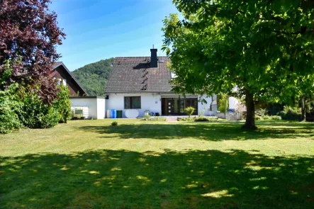 Gartenansicht - Haus kaufen in Bad Neuenahr-Ahrweiler - Familienfreundliches Einfamilienhaus mit paradiesischem Garten