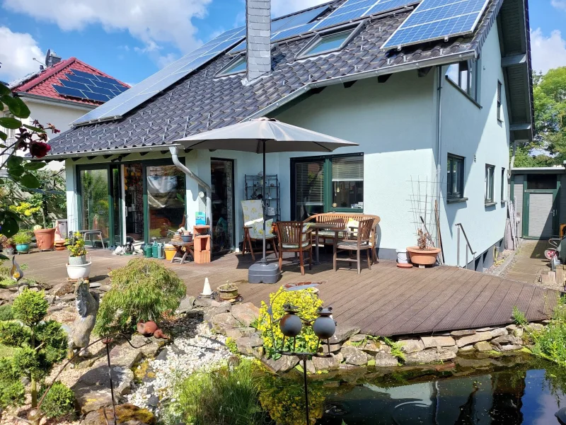 Gartenansicht - Haus kaufen in Rheinbach - Schönes, freistehendes Haus mit separater Einliegerwohnung, perfekt für die Familie geeignet!