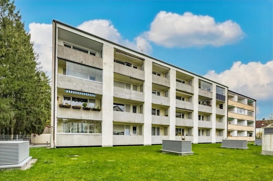 Hausansicht Gartenseite - Wohnung kaufen in Baldham - Großzügige 2,5 Zimmer Wohnung mit sonniger West-Loggia 