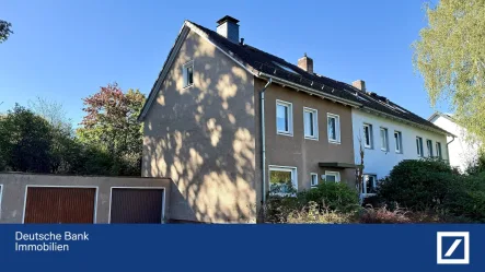 Vorderansicht - Haus kaufen in Hamburg - Familienfreundliches Reihenendhaus mit großem Garten in Hamburg Volksdorf