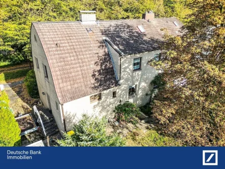 Großzügige Doppelhaushälfte - Haus kaufen in Hamburg - Modernisierungsbedürftiges Einfamilien- oder Zweifamilienhaus