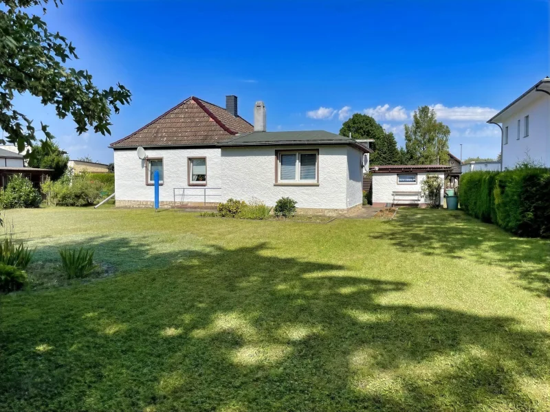 Westansicht_Garten - Haus kaufen in Apolda - Einfamilienhaus im Bungalowstil mit großzügigen Garten