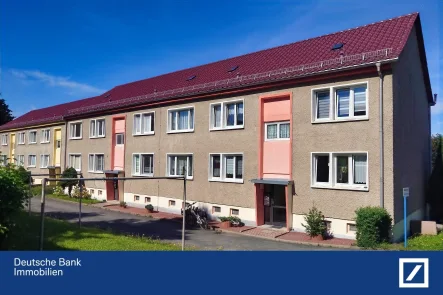 Hausansicht - Wohnung kaufen in Neustadt - Charmante 3-Zimmer-Wohnung in Knau mit Panoramablick – Ihr neues Zuhause wartet!