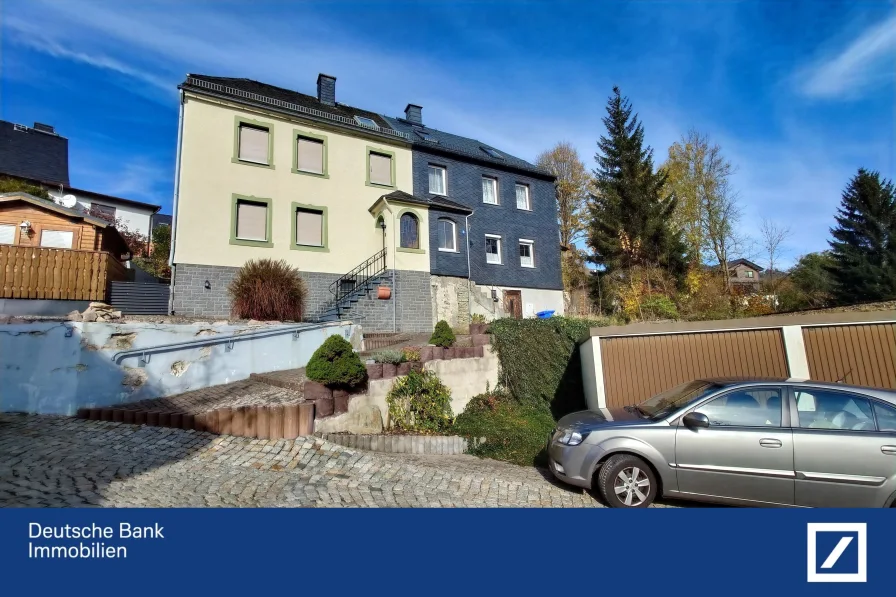 Straßenansicht - Haus kaufen in Bad Lobenstein - Doppelhaushälfte mit Potenzial – Genießen Sie den Blick und das Leben!