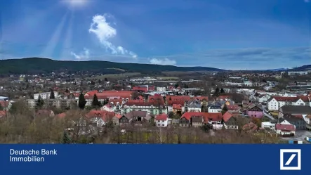 Blick über Saalfeld - Grundstück kaufen in Saalfeld - Naturnahes Bauerwartungsland mitten in Saalfeld