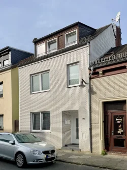 Front Ansicht - Haus kaufen in Bremen - Renditeobjekt - Vermietetes Reihenmittelhaus in ruhiger Lage von Bremen Woltmershausen