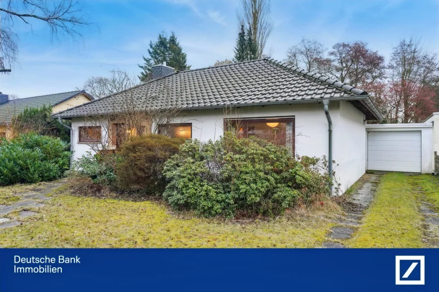 Titelbild - Haus kaufen in Bremen - Rohdiamant in Bremen-Borgfeld: Renovierungsbedürftiger Bungalow mit Potenzial und Ausbaureserve