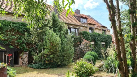 Gartenansicht - Haus kaufen in Am Ettersberg - Mehrgenerationenwohnen hinter historischen Mauern