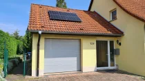 Garage und Hauseingangsbereich