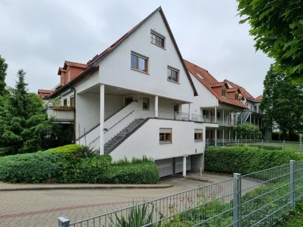 Hausansicht - Wohnung kaufen in Rothenstein - Traumhafte 3-Zimmer-Wohnung mit Balkon und 2 Tiefgaragenstellplätzen in Rothenstein Ölknitz – zwisch