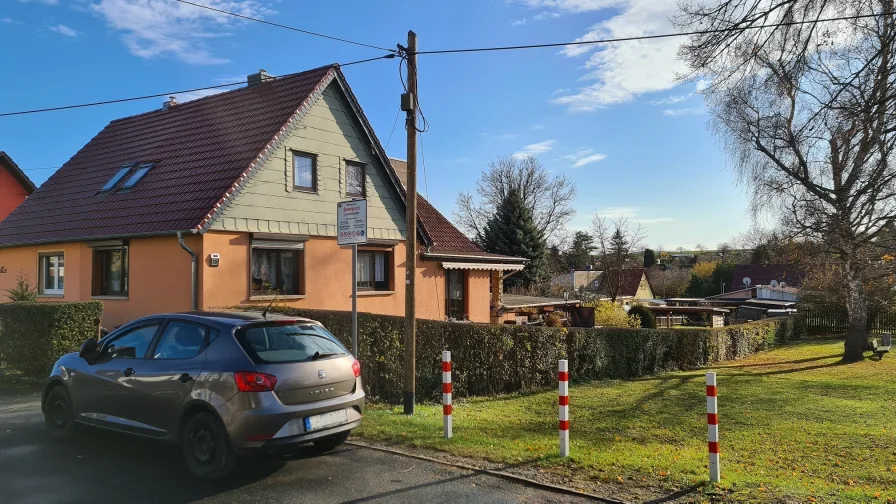 Straßenansicht - Haus kaufen in Apolda - Unverbaute beste ruhige Lage in ApoldaWOHNEN IM NEGERDORF