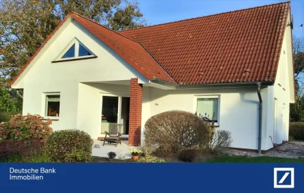 Hausansicht vom Garten - Haus kaufen in Klausdorf - Leben und Ferien machen in der Natur im Speckgürtel Stralsunds - und nur 300m zum Strand!
