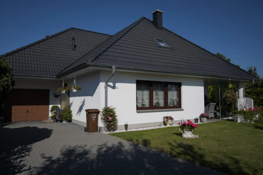 Front_mit Garage - Haus kaufen in Wittenhagen - Einfamilienhaus für die große Familie nur 15 km vor Stralsund!