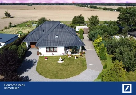 Frontluftbild Bungalow Wittenhagen - Glashagen - Haus kaufen in Wittenhagen - Einfamilienhaus für die große Familie nur 15 km vor Stralsund - sofort verfügbar.