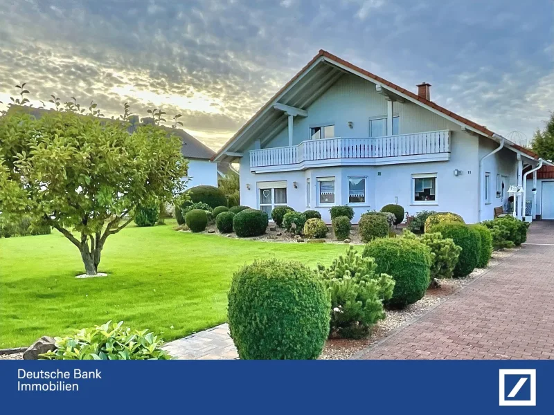 Ansicht NordOsten (nah) - Haus kaufen in Wohratal - Topgepflegtes Traumhaus mit Erker, überdachter Terrasse und sonnigem Gartengrundstück