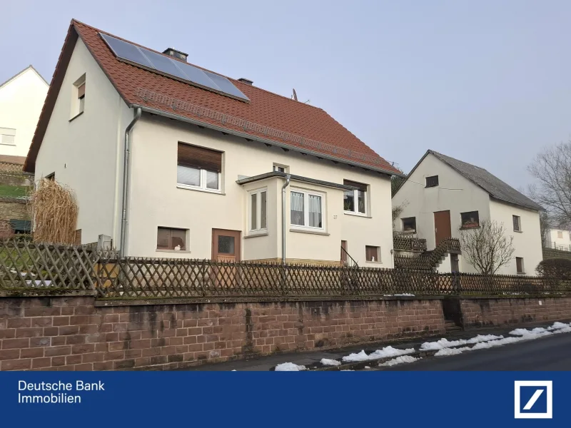 Hausansicht - Haus kaufen in Gilserberg - - RESERVIERT - Vermietetes Einfamilienhaus in Sachsenhausen