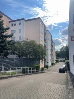 Zufahrt - Wohnung kaufen in Worms - Charmante 2-Zimmer-Wohnung mit Balkon in zentraler und ruhiger Lage