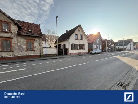 Hausansicht - Haus kaufen in Mutterstadt - Einfamilienhaus mit viel Platz, Potenzial und Stellplatz