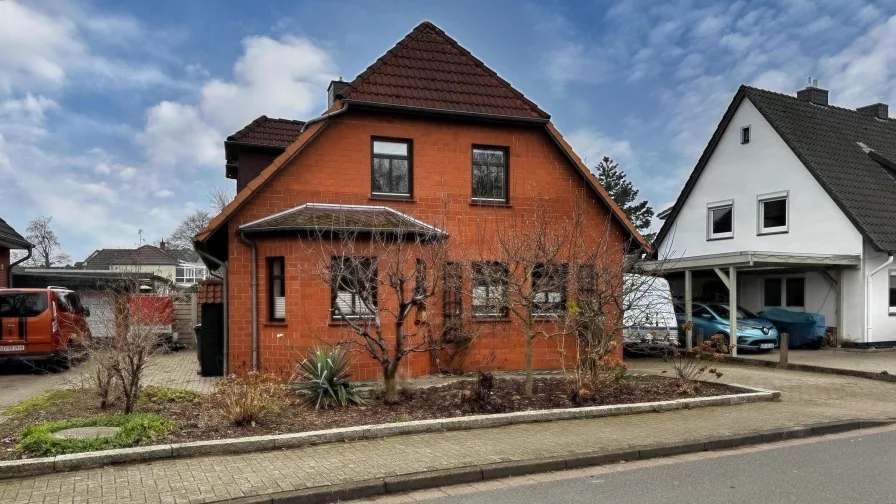 Vorderansicht - Haus kaufen in Achim - Ihr Traumhaus wartet: Großzügiges Einfamilienhaus mit Carport!