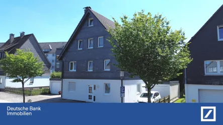 Eingangsseite & Garagen - Haus kaufen in Winterberg - Immobilien-Perle in Winterberg - Freistehendes, gepflegtes Mehrfamilienhaus !