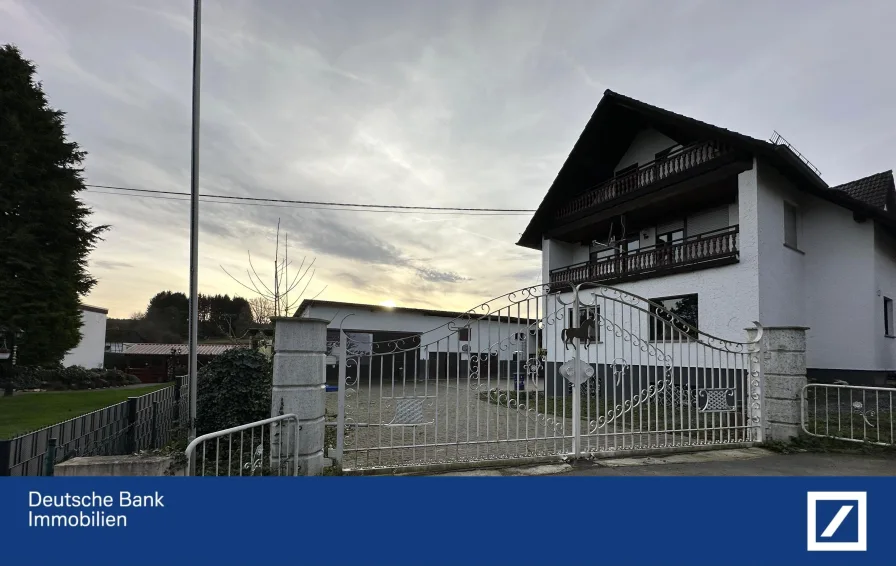 Einfahrtsbereich - Haus kaufen in Berod - Charmantes Doppelhaus mit Stallungen und großem Grundstück – Landleben pur im Westerwald