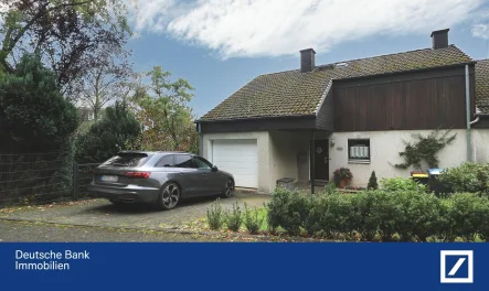 Frontseite - Haus kaufen in Siegen - Familienfreundliches Reihenendhaus mit großzügigem Grundstück und Ausbaureserve am Fischbacherberg